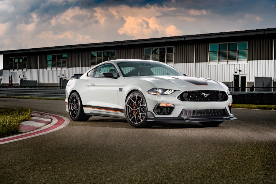 After a 17-year hiatus, the 2021 Ford Mustang Mach 1 fastback coupe makes its world premiere.