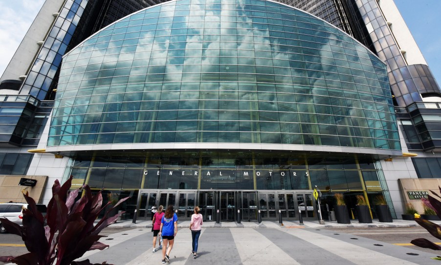 Visitors walking toward the General Motors world headquarters office in Detroit's Renaissance Center