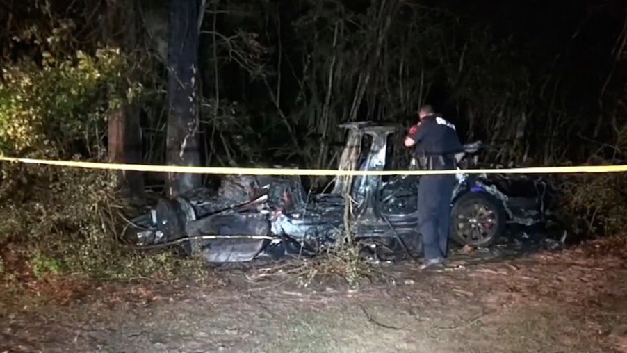 2019 Tesla Model S crashed into a tree after police discovered the Tesla Autopilot was on with no one in the driverseat