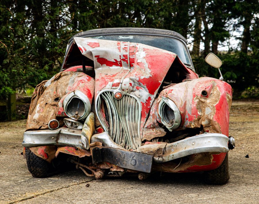 Smashed front end of a Jaguar KX 150S