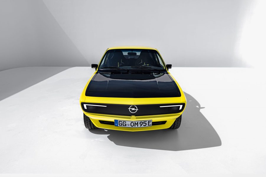 The yellow Opel Manta GSe with a black hood