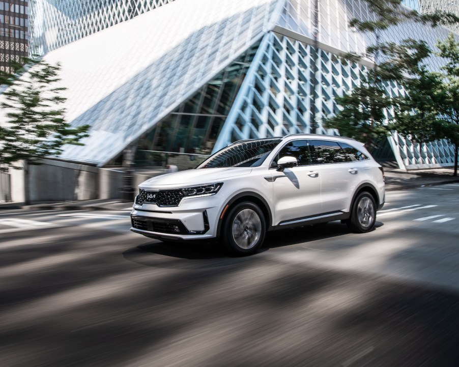 2022 kia sorento phev driving through a city