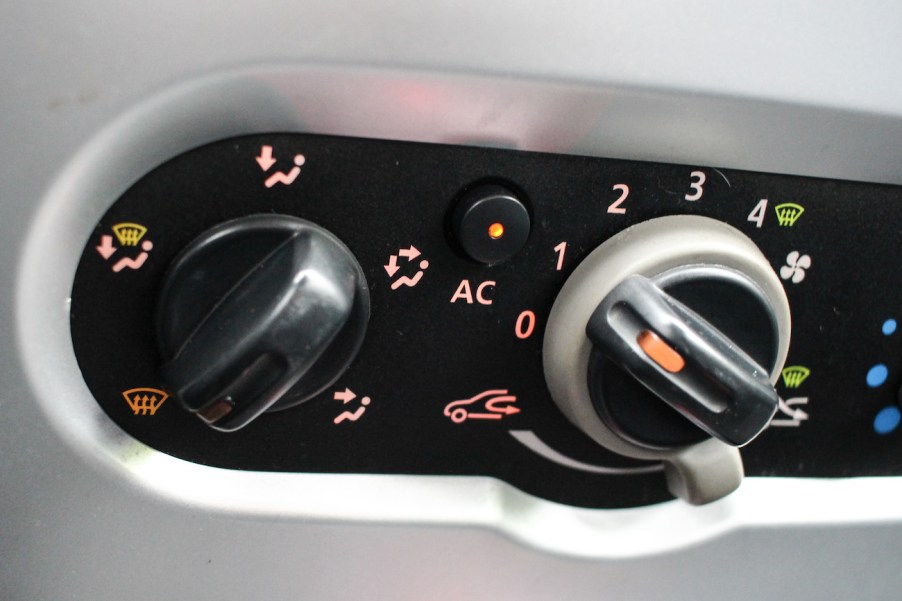 Manual air conditioning switch in Dacia Sandero.