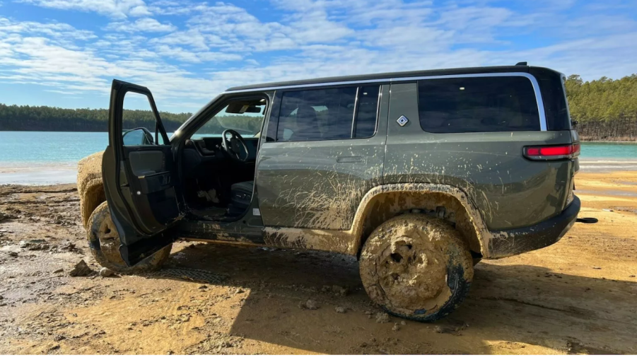 Rivian R1S finally unstuck