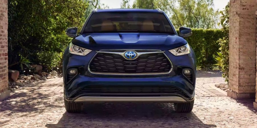 A blue 2023 Toyota Highlander Hybrid is parked.