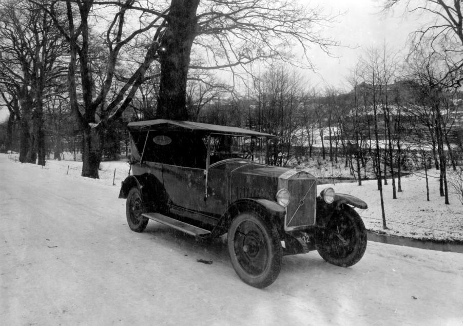 A black and white photo of Volvo's first car, the Volvo ÖV4.