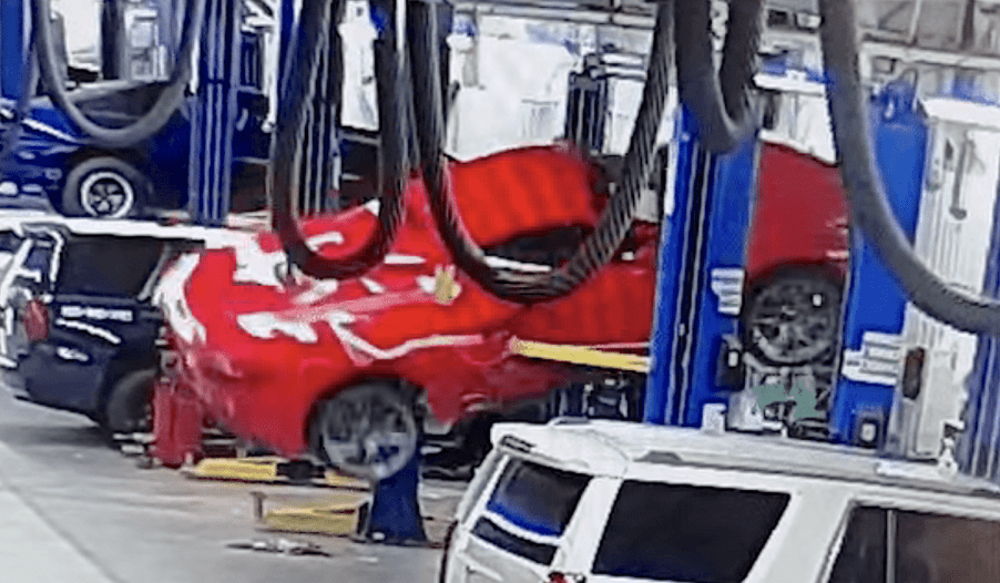 2023 C8 Corvette lift accident