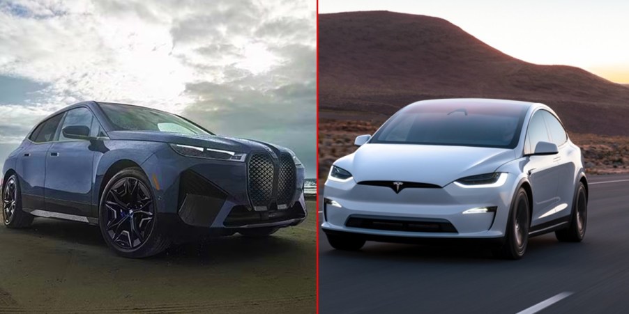 A blue BMW iX (L), a white Tesla Model X (R).