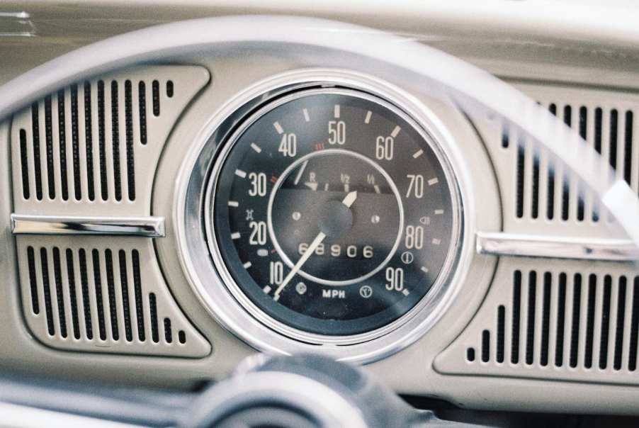 The speedometer in the dashboard of a VW Bug