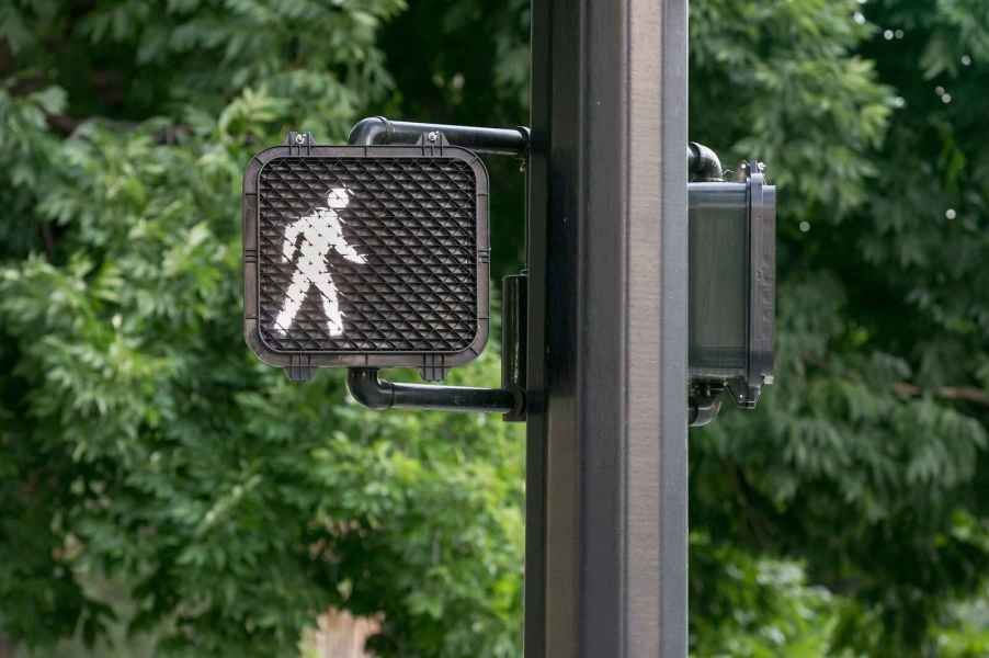 Crossing symbol for pedestrians in a traffic light