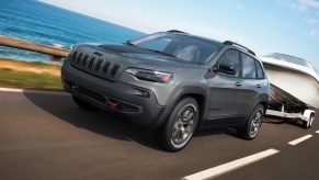 The 2023 Jeep Cherokee towing a boat