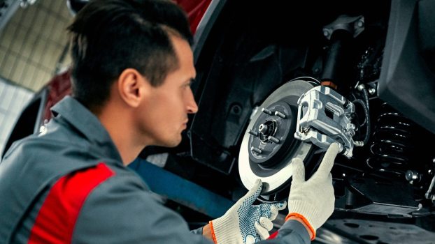 Finding the best brake pads is essential and one of the most popular auto mechanics recently shared two quality options.