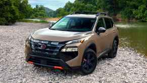 Many people are on the market for the top SUVs in the midsize category and here are three of the best for price and reliability.