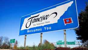 A sign that says, "Tennessee welcomes you"